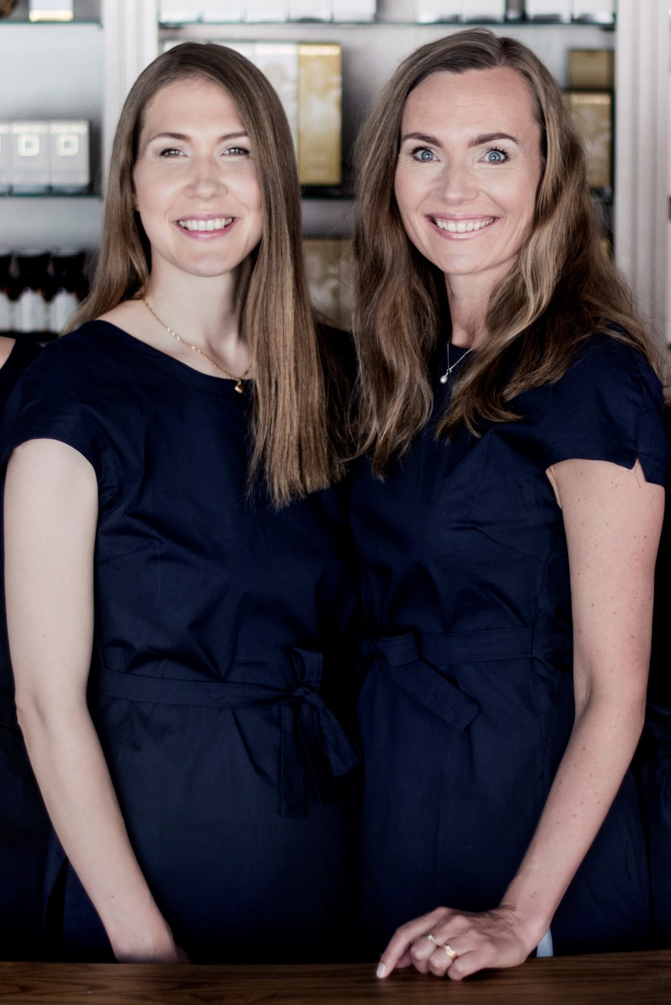 Turkos - Helene och Gabriela stående