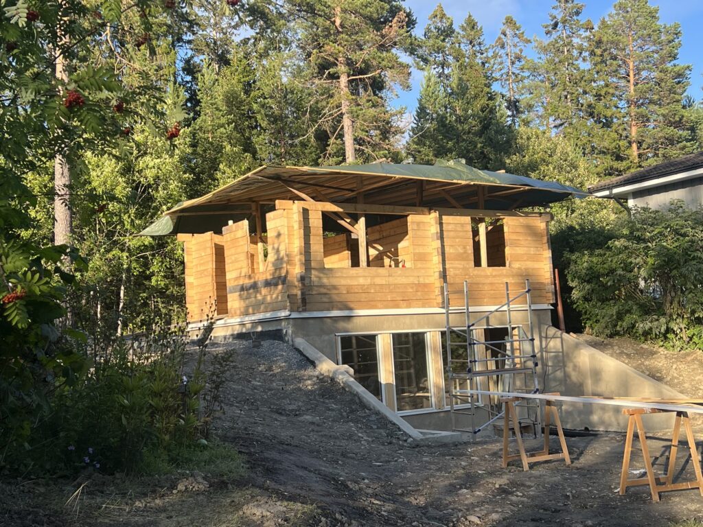 Lilla ro timmerstugan halvvägs